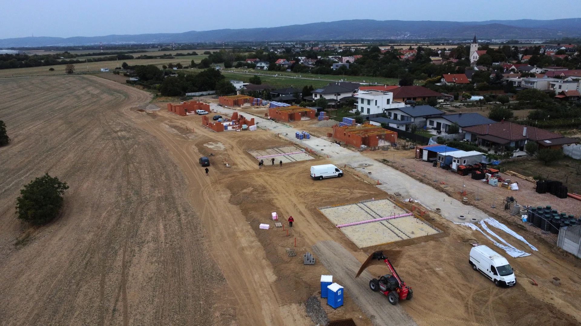 Výstavba POLINA — panoráma staveniska s výhľadom na Malé Karpaty