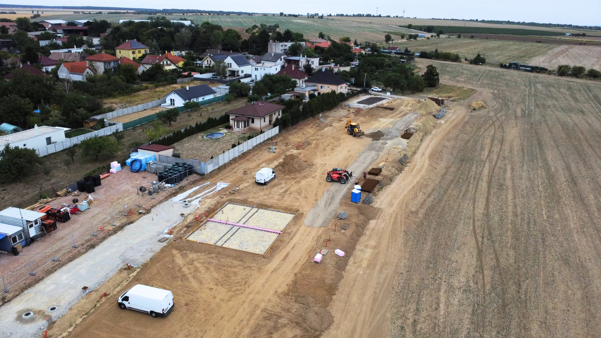 Výstavba POLINA — celkový pohľad na stavenisko od poľa