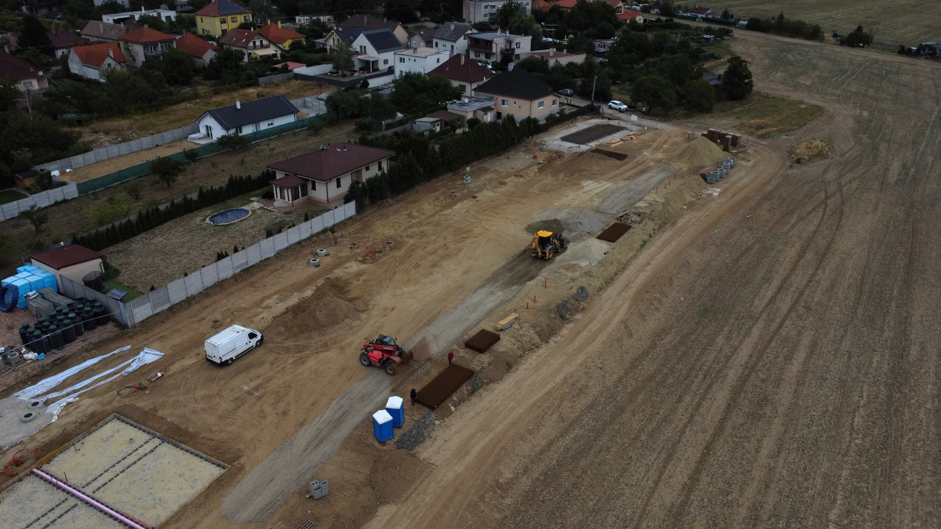 Výstavba POLINA — stavebná technika a zemné práce na okraji staveniska
